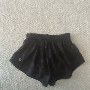 black camo LULU SHORTS size 2; 2.5 inch